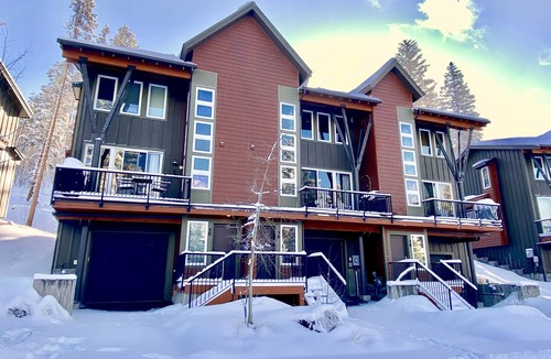 Rendezvous House | 3bd/2.5bth Townhome w/attached garage + Arcade game - Walk to free bus stop
