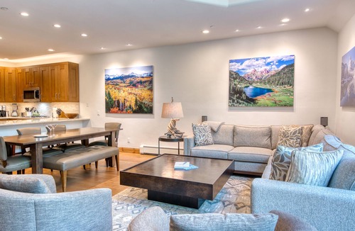 Edwards House | 3BR Arrowhead Townhome steps away from Arrowhead Ski Access