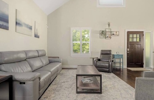 Speer House | 3BR Bungalow in Wash Park, Hot Tub, Private Yard
