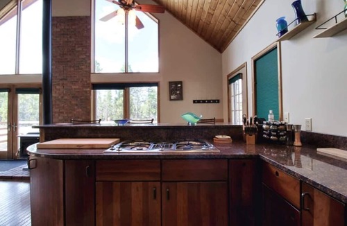 Twin Lakes Cabin | 3BR Cabin Escape - Fenced Yard, Jacuzzi, Pets OK