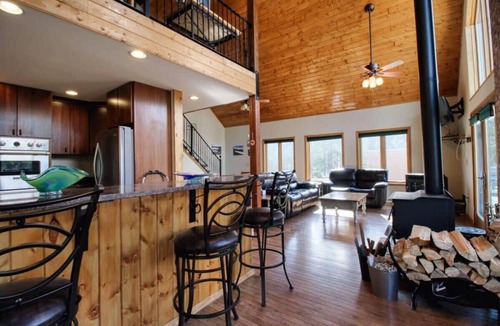Twin Lakes Cabin | 3BR Cabin Escape - Fenced Yard, Jacuzzi, Pets OK