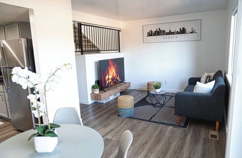 Aurora House | 3BR Cozy Townhouse, Great Location! Dogs OK