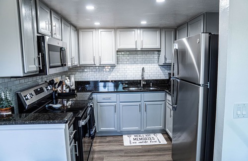 Aurora House | 3BR Cozy Townhouse, Great Location! Dogs OK