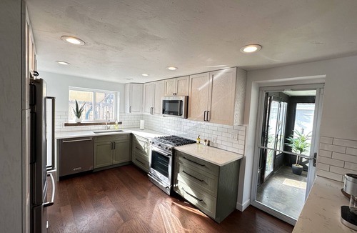 Barths House | 3BR Home with AC, Hot Tub & Walkable Restaurants