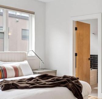 Highland House | 3BR Luxury LoHi Townhome Rooftop Views Sleeps 6 Family