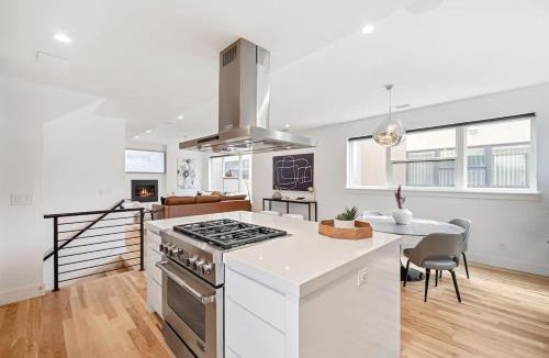 Highland House | 3BR Luxury LoHi Townhome Rooftop Views Sleeps 6 Family