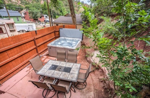 Manitou Springs House | 3BR Manitou Springs 2min to Restaurants, Hot Tub!
