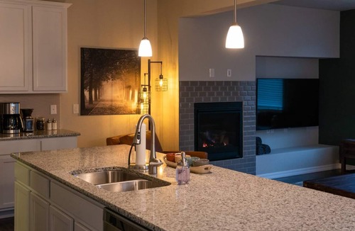 Rockrimmon House | 3BR Mtn Viewsluxury Townhomecentral Locationac