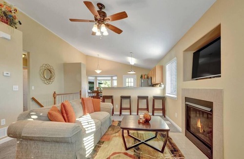 Security-Widefield House | 4 BED/2 BATH; Sleeps 10! CO Springs- fenced yard, pets w/fee, Great for Families