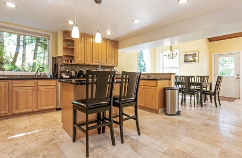 Intermountain House | 4 Bedroom + Bonus Room, Single Family Home, Huge Deck, Hot Tub, on the Bus Route