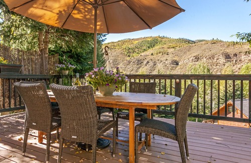 Intermountain House | 4 Bedroom + Bonus Room, Single Family Home, Huge Deck, Hot Tub, on the Bus Route