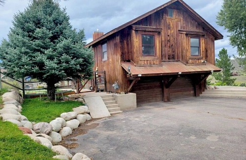 Carbondale House | 4-bedroom get away with large kitchen, patio and backyard