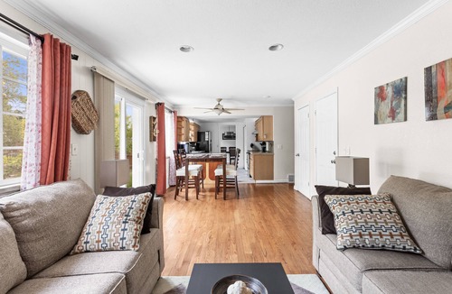 Willow Park House | 4-bedroom house in tranquil Aurora with AC, WiFi. Enjoy a peaceful getaway