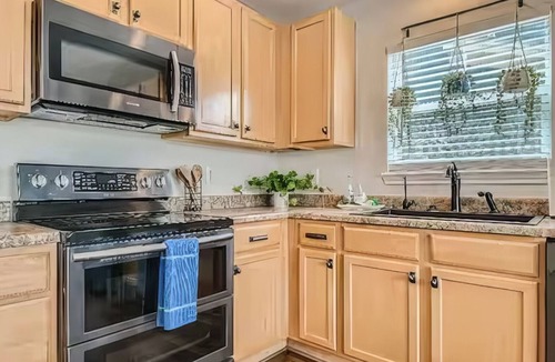 Henderson House | 4-bedroom house w/Hot Tub, Patio, Fire pit, King Master