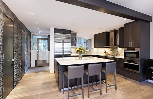 Aspen House | 4 BR- 2150 sq ft high end condo/steps to bus to 4 mountains
