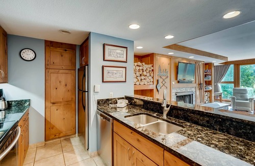 Lakeside Village Condo | 4 BR Decatur 1779-Minutes to Conf Center & Slopes! by RedAwning