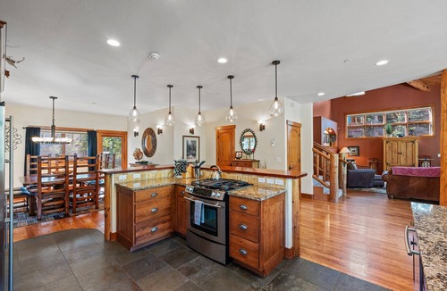 Columbine Lake House | 4 Master Suites, Ski Shuttle, 2 Minutes to Skiing!