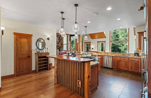 Columbine Lake House | 4 Master Suites, Ski Shuttle, 2 Minutes to Skiing!