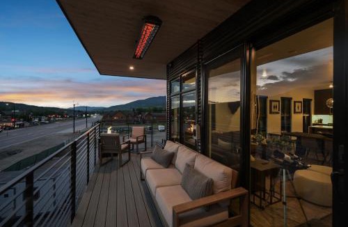 Silverthorne House | 4-Season Modern Mountain Penthouse with Private Hot Tub & Scenic Views