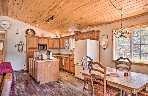 Coaldale Cabin | 4-Season Mountain Escape with Breathtaking View!
