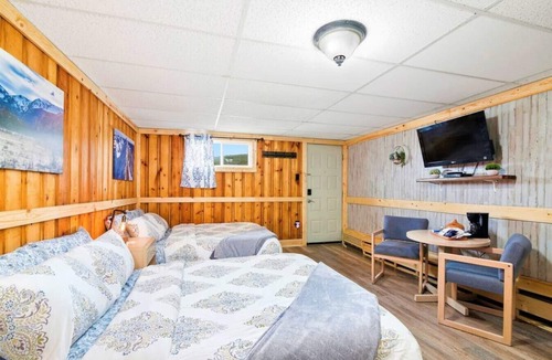 Leadville Bed & Breakfast | #4 Spacious Dog Friendly Cozy Motel Room Leadville