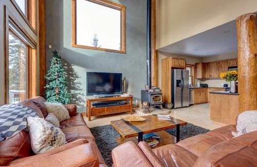Blue River House | 400 Whispering Pines Cr.