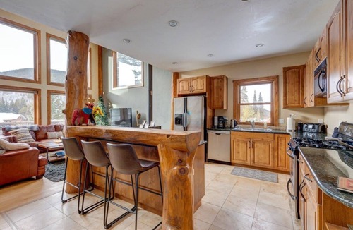 Blue River House | 400 Whispering Pines Cr.