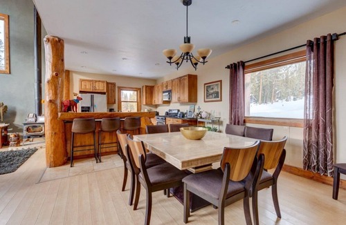 Blue River House | 400 Whispering Pines Cr.