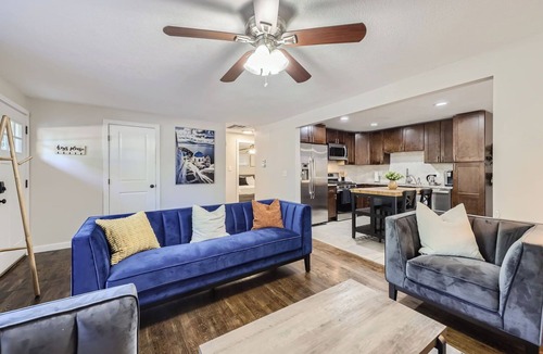 Lamar Heights Area House | 4BD - Hot Tub, BBQ, Games - 10 Mins to Olde Town