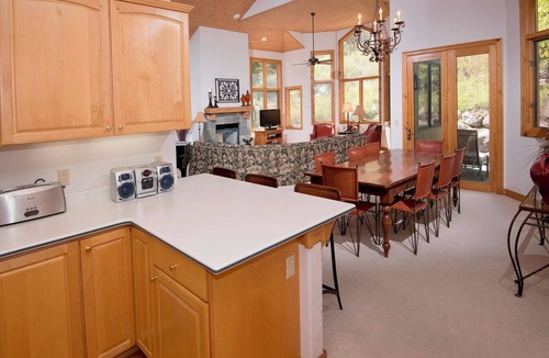 Edwards House | 4BR/4BA Private Rustic Home in Arrowhead - Quick Shuttle to the Lift! by RedAwning
