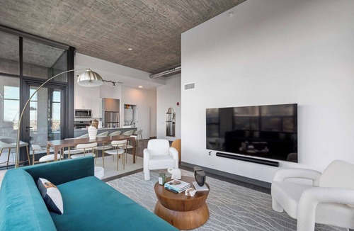 West Loop Apartment | 4BR Apt Same Floor Combo Group Stays Top Amenities