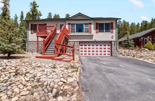 Leadville North House | 4BR Cozy Retreat - Hot Tub, Grill, Mountain Views