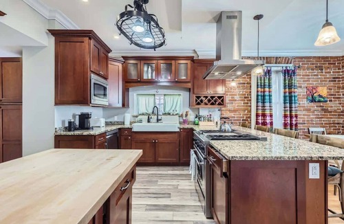 Congress Park House | 4BR Family Home w Yard, Monthly in Congress Park