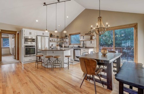 Cascade-Chipita Park House | 4BR Hot Tub Mountain Getaway! 3 King En Suites!