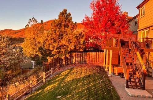 Northwest Colorado Springs House | 4BR-Sleeps 10-Hot Tub-Air Hockey-Gorgeous Views