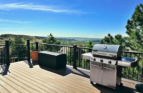 Northwest Colorado Springs House | 4BR-Sleeps 10-Hot Tub-Air Hockey-Gorgeous Views