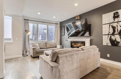 Highland House | 4BR Upscale Townhome Roof Top w Skyline Views