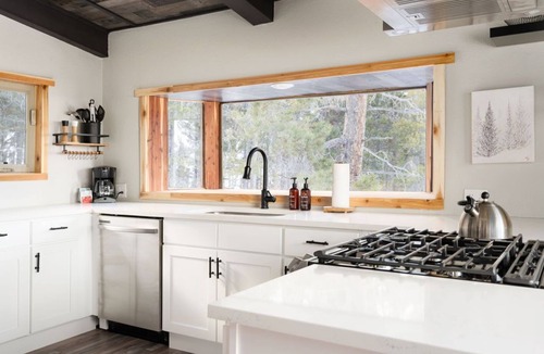 Black Hawk Cabin | 4WD pet friendly 3 BR with hot tub & views