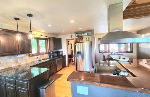 Granby House | ❤️5+1 Bedrooms on 5 Private ACRES! VIEWS😎HOTTUB❤️GAMEROOM! Great Location!