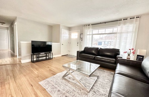Columbine Valley House | 5-Bdrm-Remodeled-Modern-New-Appliances-Furniture