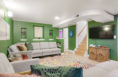 Dupont House | 5 BR 🏠 15 minutes from Downtown w/Game room + Fire pit w/🌆 views