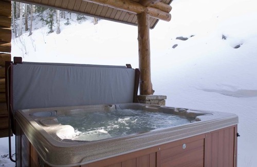 Mountain Village House | 5 BR + Loft Luxury Ski-in & Ski-out Log Home, stunning mountain views, hot tub