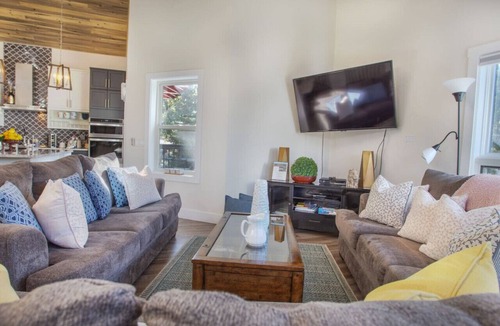 Breckenridge Heights House | 5 Min to Town, Hot Tub, Great 4 Groups, Games, Updated Kitchen
