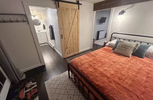 Castle Rock House | 5 Star Cozy, Clean and Bright Private Walkout