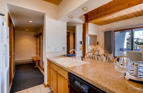 Crested Butte Condo | 50 Yards from Peachtree! Cozy Retreat with Kitchen