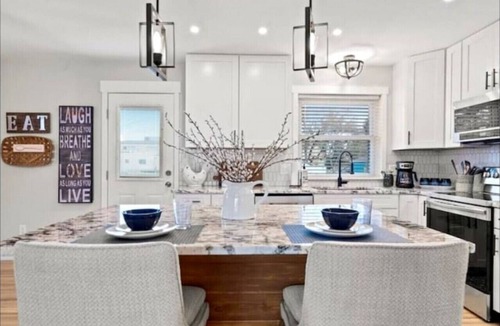 Monument House | 52 Front St · HOT TUB! Amazing Mountain views! Newly Remodeled