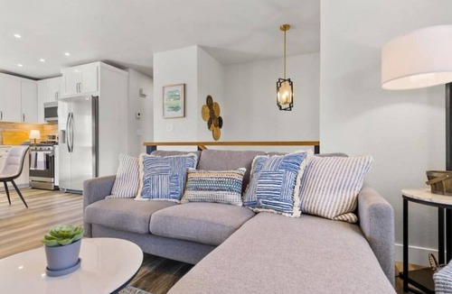 Monument House | 54 Washington St · HOT TUB, Newly Remodeled, Stunning Mountain views!