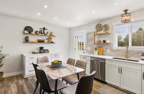 Monument House | 54 Washington St · HOT TUB, Newly Remodeled, Stunning Mountain views!