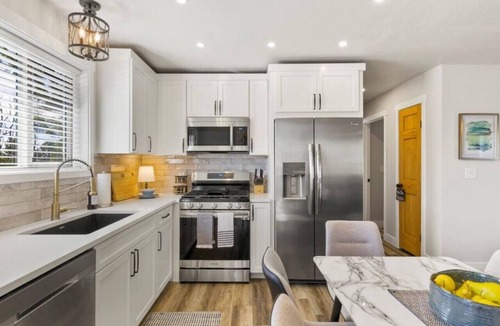 Monument House | 54 Washington St · HOT TUB, Newly Remodeled, Stunning Mountain views!