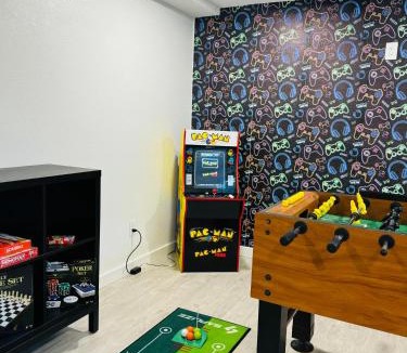 Thornton House | 5BD - Game Room - Backyard & BBQ - 20 Mins to DEN